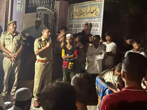 ड्रोन अफवाहों के बीच लोगों के बीच पहुंचे पुलिस अधिकारी:नगीना में सीओ और थाना प्रभारी ने दी जानकारी, अफवाह न फैलाएं