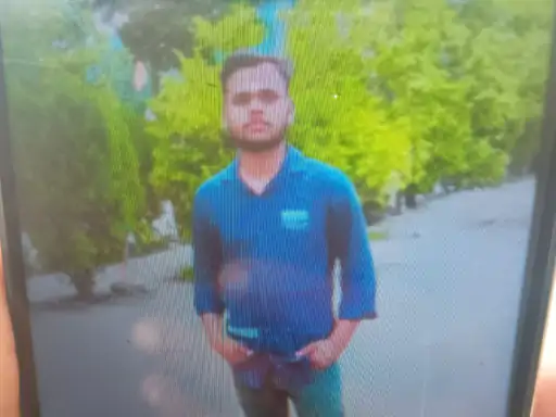 दो भाइयों की बाइक डिवाइडर से टकराई, एक की मौत:बिजनौर में सड़क हादसा, हरिद्वार जल लेने जा रहे थे